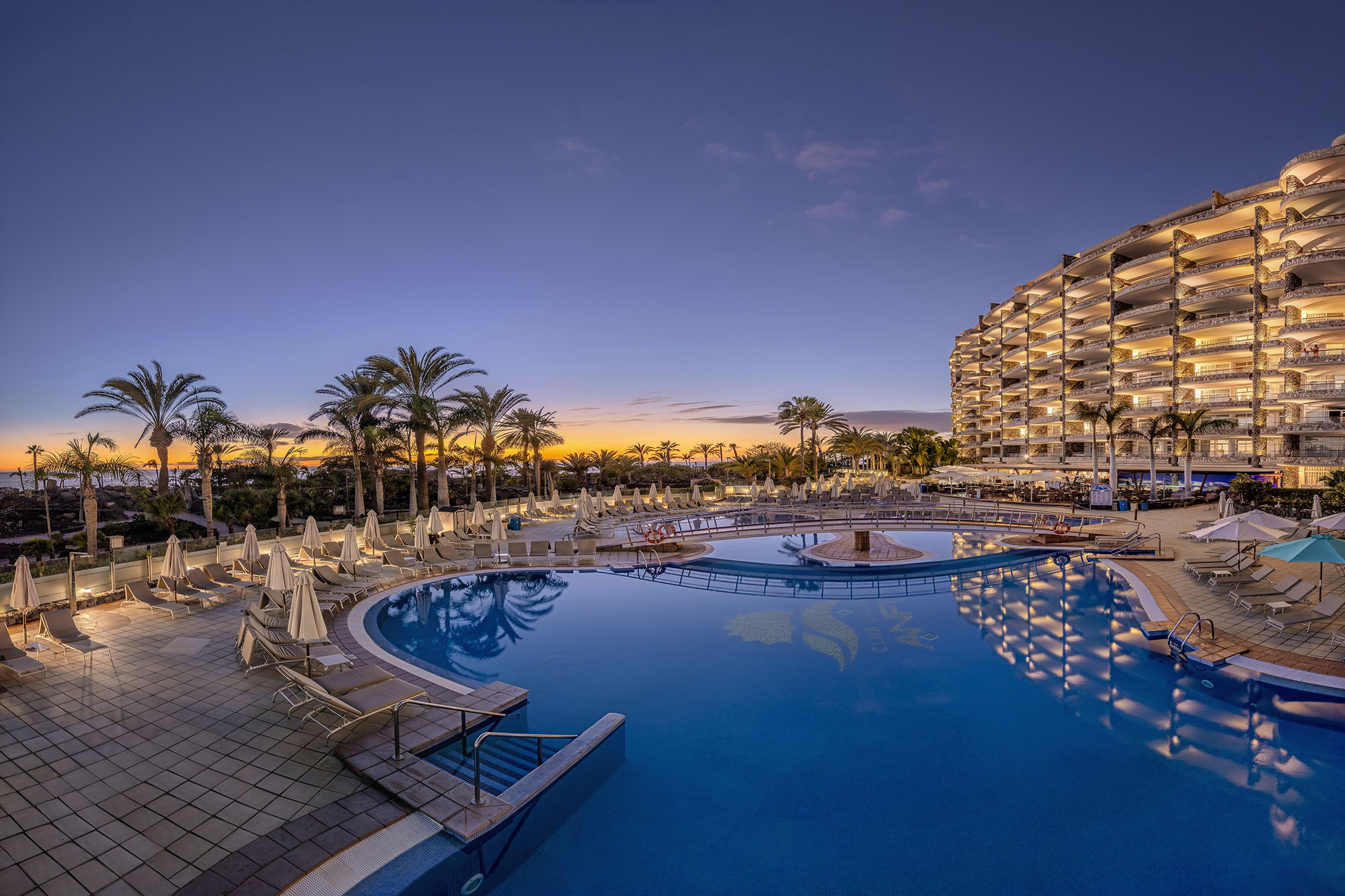 piscina y playa hotel gran canaria