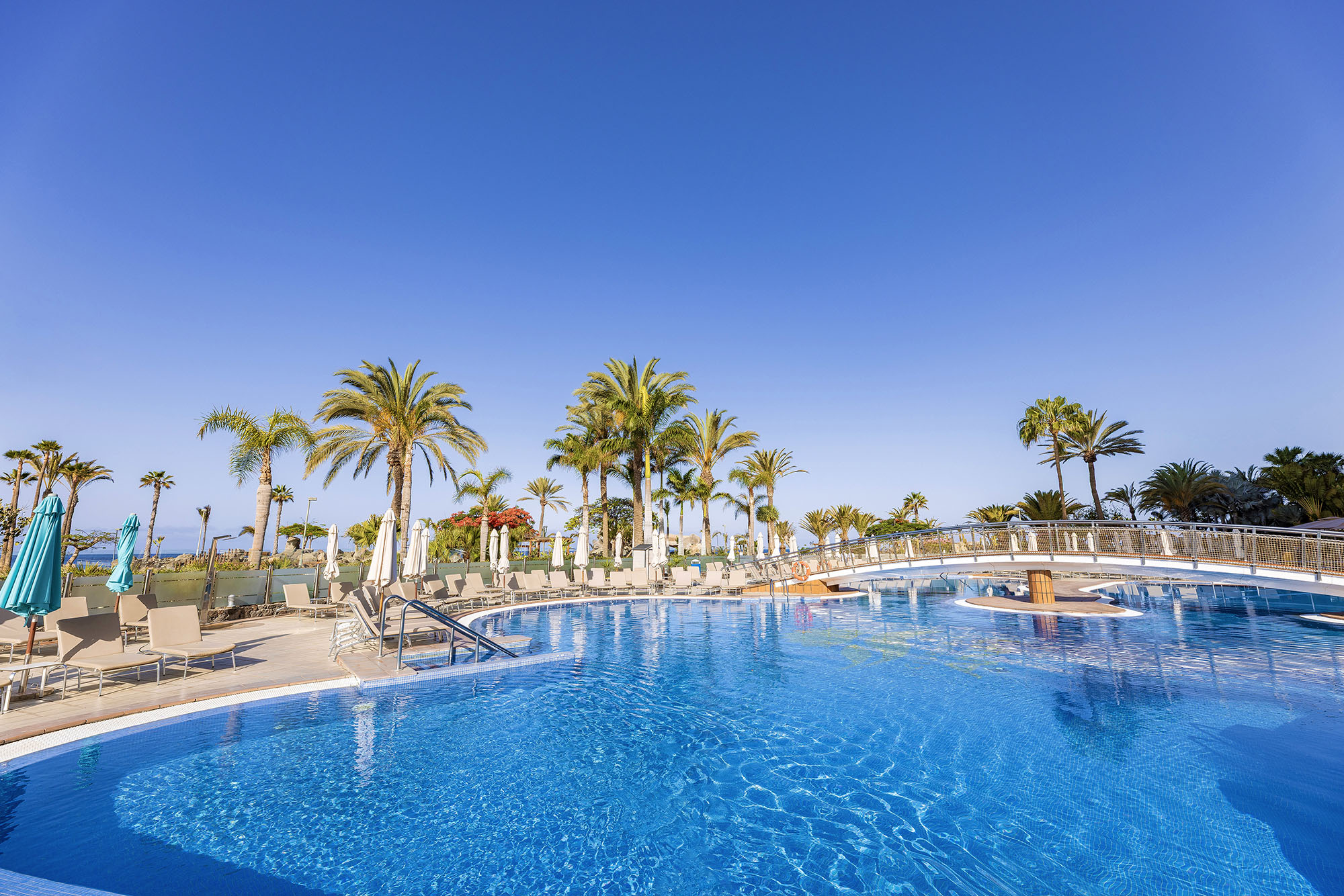 Kinder-Außenpool mit Wasserrutsche und Aussicht im Anfi del Mar Resorts