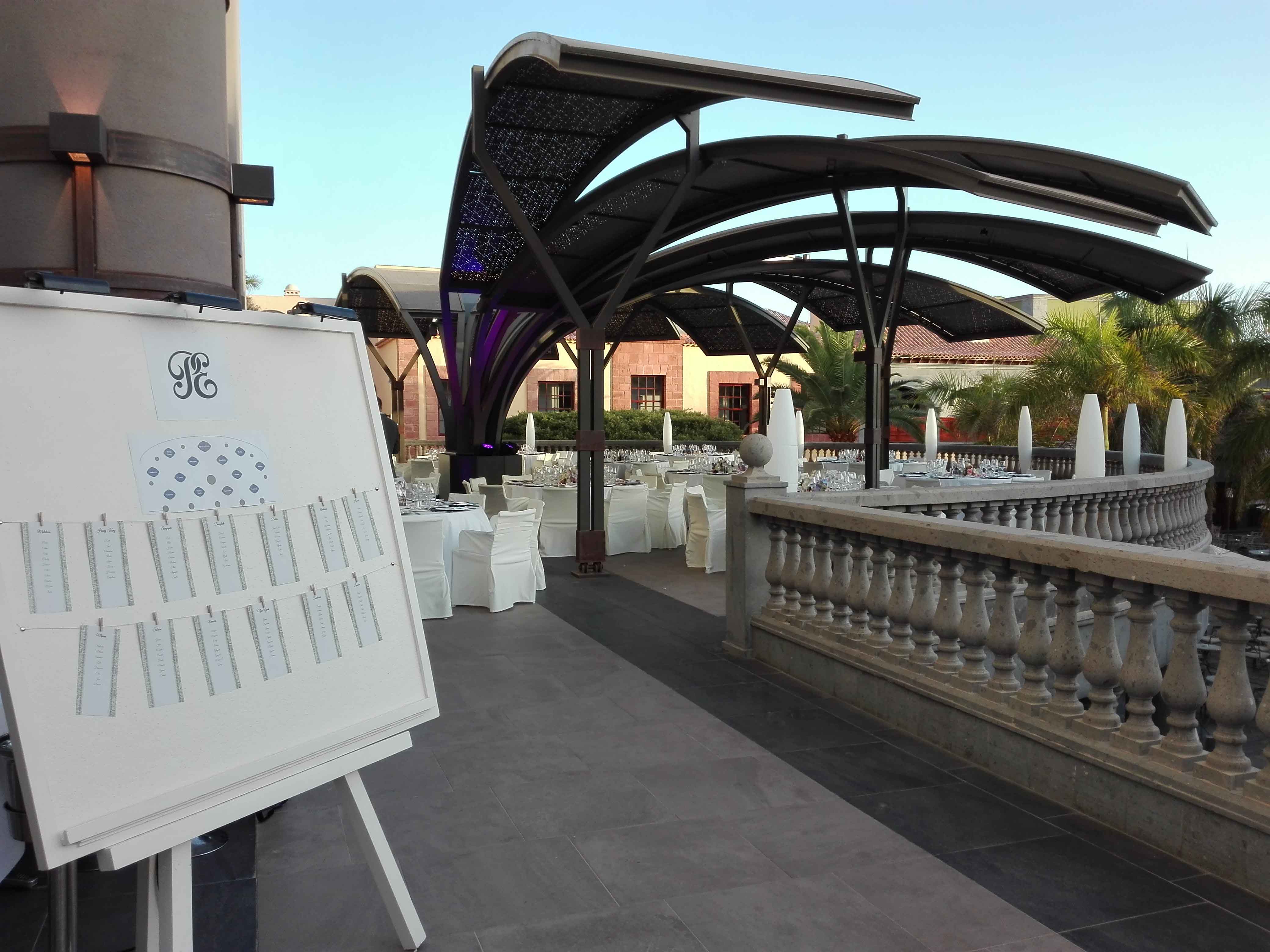 Copia de Terraza Tizziri con Seatting_Nueva Iluminación diurna y sillas vestidas copy