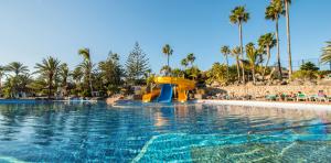 Piscina el lago con toboganes del Abora Interclub Atlantic by Lopesan Hotels	