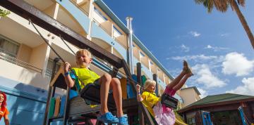 Enfants dans l'aire de jeux de l'hôtel IFA Altamarena