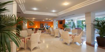 	Sillas y mesas en la recepción del IFA Altamarena Hotel	