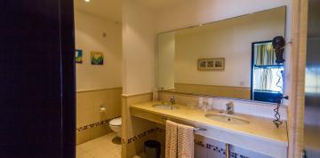 	Bathroom of the Superior bungalow magnifique at IFA Villas Altamarena	