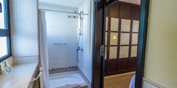 	Badezimmer des Doppelzimmer Deluxe Bungalow der IFA Villas Altamarena	