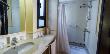 	Badezimmer des Superior Deluxe Bungalows der IFA Villas Altamarena	