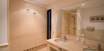 	Badezimmer des Superior Bungalows der IFA Villas Altamarena	