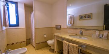	Bathroom of the Superior bungalow 3 at IFA Villas Altamarena	