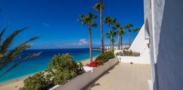 	Blick zum Strand von der Terrasse des Superior 3 Bungalows 3 der IFA Villen Altamarena	