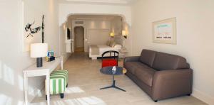 Fauteuil et lits dans les chambres doubles standard adaptées de l'hôtel Lopesan Villa del Conde Resort & Thalasso