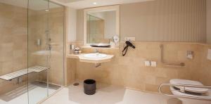 	Interior del baño de las habitaciones doble estándar adaptadas del hotel Lopesan Villa del Conde Resort & Thalasso 	