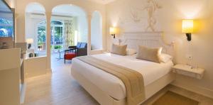 	Sillón y dormitorios en el interior de las habitaciones doble estándar del hotel Lopesan Villa del Conde Resort & Thalasso 	