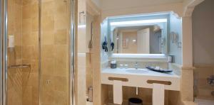 	Badewanne im Badezimmer der Doppelzimmer Standard Blick des Hotel Lopesan Villa del Conde Resort & Thalasso 	