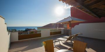 	Terrasse des Doppelzimmers Deluxe Blick auf das Hotel Lopesan Villa del Conde Resort & Thalasso 	