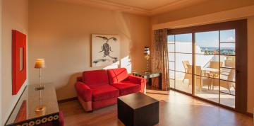 	Wohnzimmer der Doppelzimmer Deluxe Blick des Hotel Lopesan Villa del Conde Resort & Thalasso 	