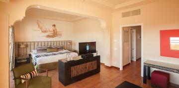 	Imagen frontal de la habitación doble deluxe vista del hotel Lopesan Villa del Conde Resort & Thalasso 	