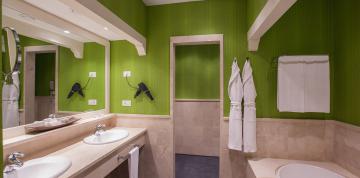 	Badezimmer der Doppelzimmer Deluxe Blick auf das Hotel Lopesan Villa del Conde Resort & Thalasso 	