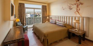 	Dormitorio con vistas de la Junior Suite del hotel Lopesan Villa del Conde Resort & Thalasso 	