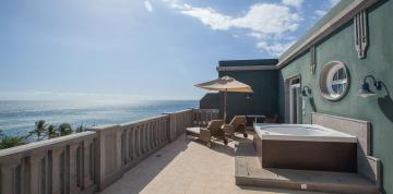 	Terraza con jacuzzi de la Superior Suite del hotel Lopesan Villa del Conde Resort & Thalasso 	