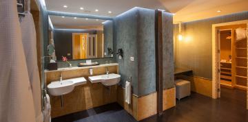 	Badezimmer der Superior Suite des Hotel Lopesan Villa del Conde Resort & Thalasso 	