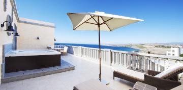 	Terraza con jacuzzi privado de la Superior Suite del hotel Lopesan Villa del Conde Resort & Thalasso 	