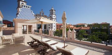 	Liegestühle auf der Terrasse der Royal Suite des Hotel Lopesan Villa del Conde Resort & Thalasso 	