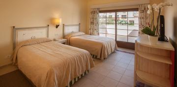 	Dormitorio dos camas de la Royal Suite del hotel Lopesan Villa del Conde Resort & Thalasso 	