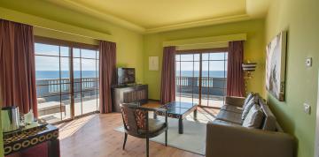 	Wohnzimmer mit Blick der Senior Suite des Hotel Lopesan Villa del Conde Resort & Thalasso 	