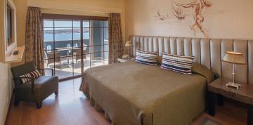 	Blick auf das Meer vom Schlafzimmer der Senior Suite des Hotel Lopesan Villa del Conde Resort & Thalasso aus. 	