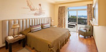	Dormitorio con terraza privada en la Senior Suite del hotel Lopesan Villa del Conde Resort & Thalasso 	