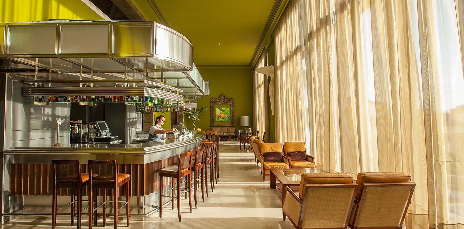 	Bartheke der Akoran Bar im Hotel Lopesan Villa del Conde Resort & Thalasso 	