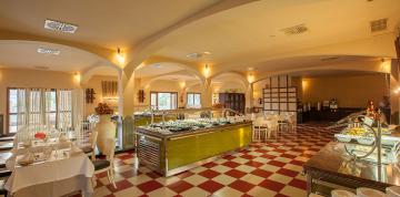 	Salón interior del buffet La Plaza en el hotel Lopesan Villa del Conde Resort & Thalasso 	