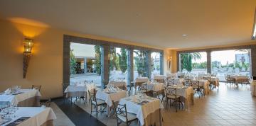 Tables avec vue sur le buffet La Plaza à l'hôtel Lopesan Villa del Conde Resort & Thalasso