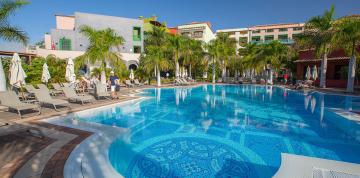	Luftaufnahme des ruhigen Swimmingpools des Hotel Lopesan Villa del Conde	