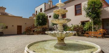 	Fountain at the entrance to the hotel Lopesan Villa del Conde Resort & Thalasso 	