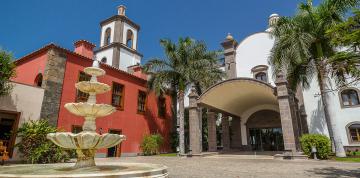 	Fountain and entrance to the hotel Lopesan Villa del Conde Resort & Thalasso 	