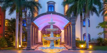 Fontaine extérieure de l'hôtel Lopesan Villa del Conde Resort & Thalasso éclairée