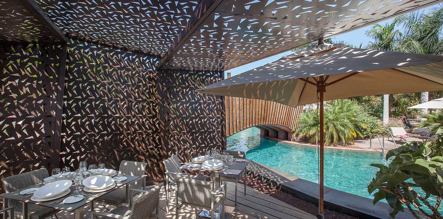	Pili Pili Restaurant-Terrasse des Lopesan Baobab Resort Hotel neben dem langsamen Fluss-Schwimmbad.	