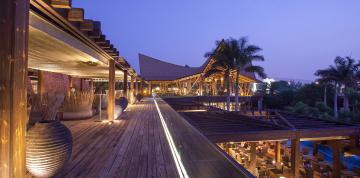 	Samuel Baker Bar-Terrasse im Lopesan Baobab Resort in der Abenddämmerung	