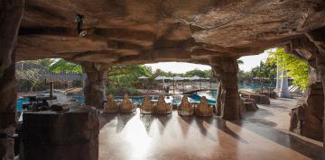 	The Henry Stanley bar at the Lopesan Baobab Resort from behind	
