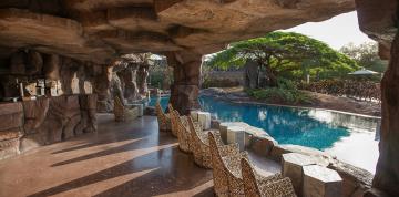 	Blick auf den Swimmingpool von der Henry Stanley Bar im Lopesan Baobab Resort Hotel.	