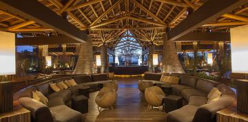 Comptoir du bar Richard Burton à l'intérieur du restaurant de l'hôtel Ákara Lopesan Baobab Resort