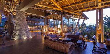 Intérieur du bar Richard Burton de l'hôtel Lopesan Baobab Resort