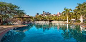 Photo de la piscine avec du sable de l'hôtel Lopesan Baobab Resort
