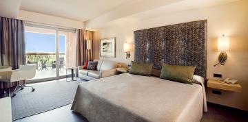 	Innenansicht des Doppelzimmer Standard des Hotel Lopesan Baobab mit Terrasse im Hintergrund mit Blick auf die Dünen von Maspalomas	