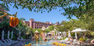 Garez-vous dans la piscine pour enfants de l'hôtel Lopesan Baobab Resort