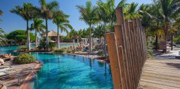 	Vista del bar piscina desde el río lento del hotel Lopesan Baobab Resort	