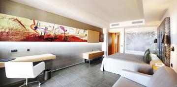 Vue latérale du lit dans la chambre double standard vue de l'hôtel Lopesan Baobab