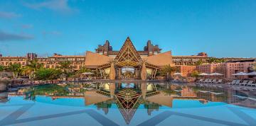 	Vorderansicht des Vulkan-Swimmingpools des Hotel Lopesan Baobab Resort	
