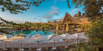 	Liegestühle und Sonnenschirme im Vulkan-Pool des Lopesan Baobab Resort Hotel	