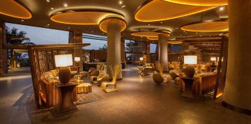 	Lobby mit Blick auf den Außenbereich des Lopesan Baobab Resort Hotel	